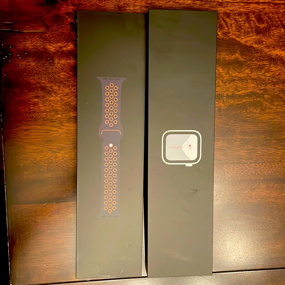 Apple Watch Nike SE 40mm silver aluminum case with blue black/bright mango sport